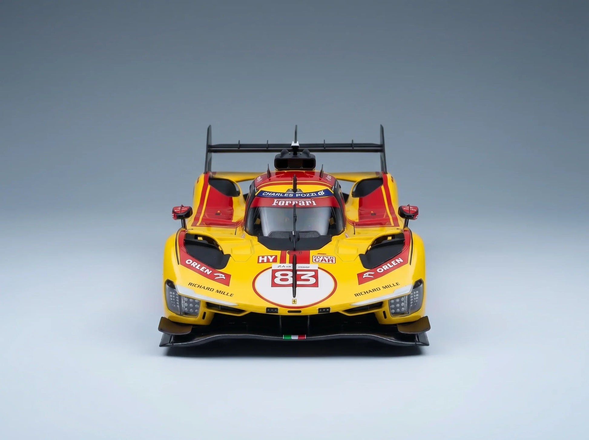 Gelbes Ferrari-Modellauto im Maßstab 1:83 mit Orlen- und Richard-Mille-Logo, präsentiert von Vroomi für Sammler.