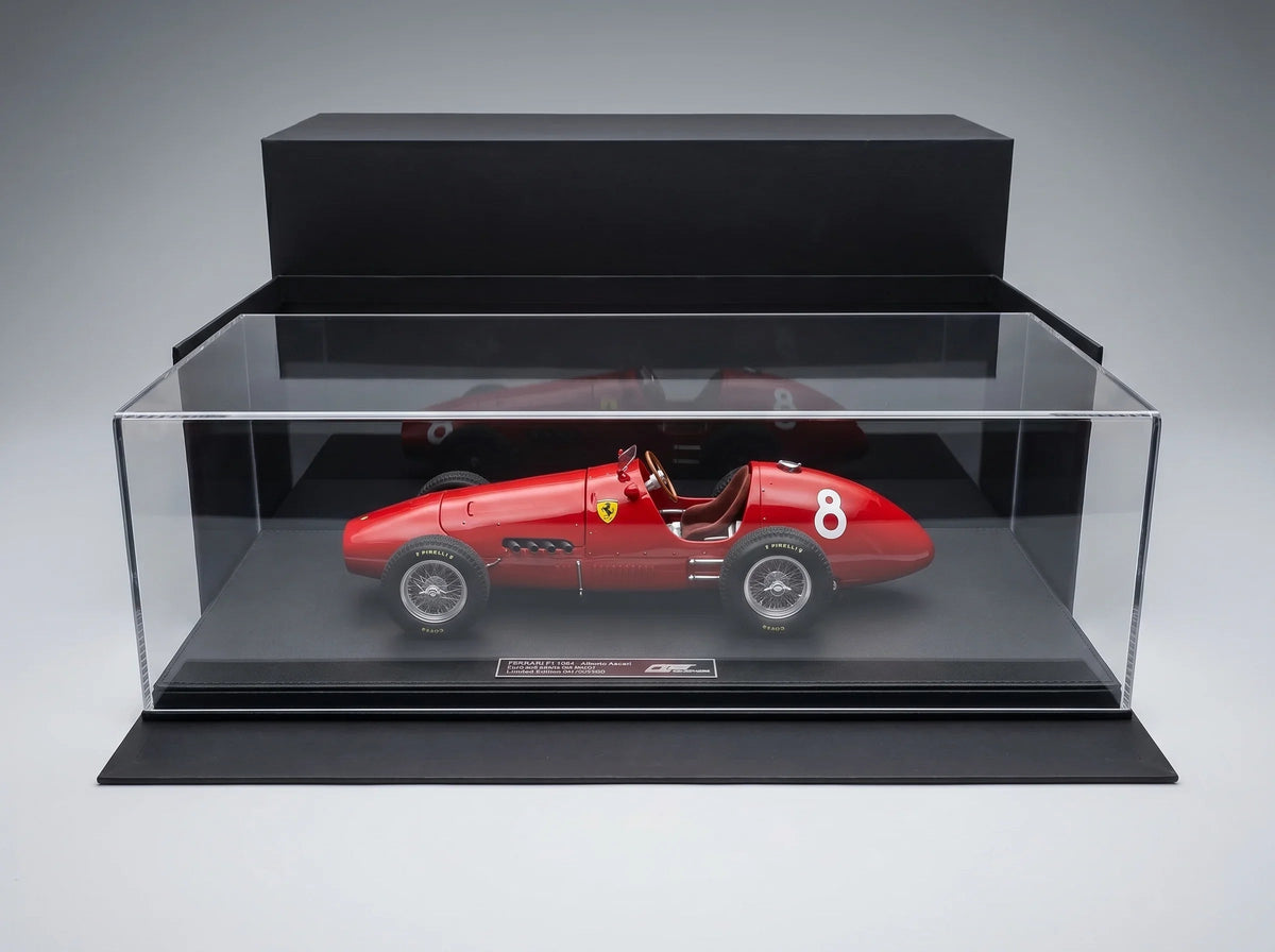 Coche a escala 1:18 Ferrari rojo en vitrina, réplica para coleccionistas de Vroomi con número 8, detalle die-cast