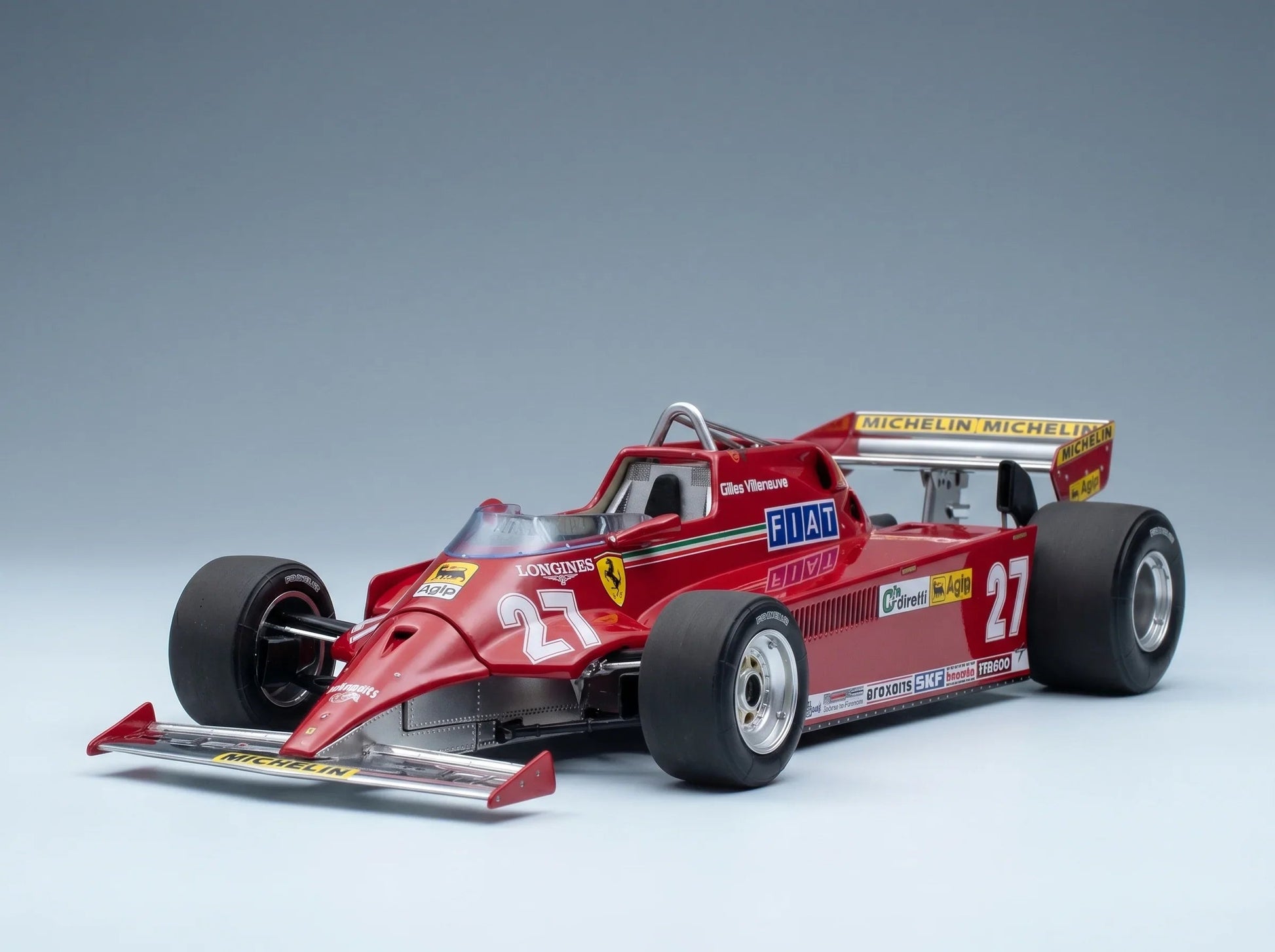 Rotes Ferrari-Modellauto im Maßstab 1:27 mit Michelin- und Fiat-Logo, präsentiert von Vroomi für Sammler.