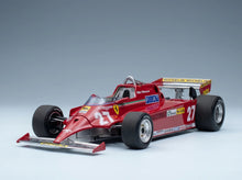 Rotes Ferrari-Modellauto im Maßstab 1:27 mit Michelin- und Fiat-Logo, präsentiert von Vroomi für Sammler.