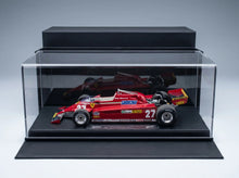 Rotes Ferrari-Modellauto im Maßstab 1:18, Nr. 27 von Vroomi, präsentiert in einer durchsichtigen Acrylvitrine mit Sponsoren-Aufklebern