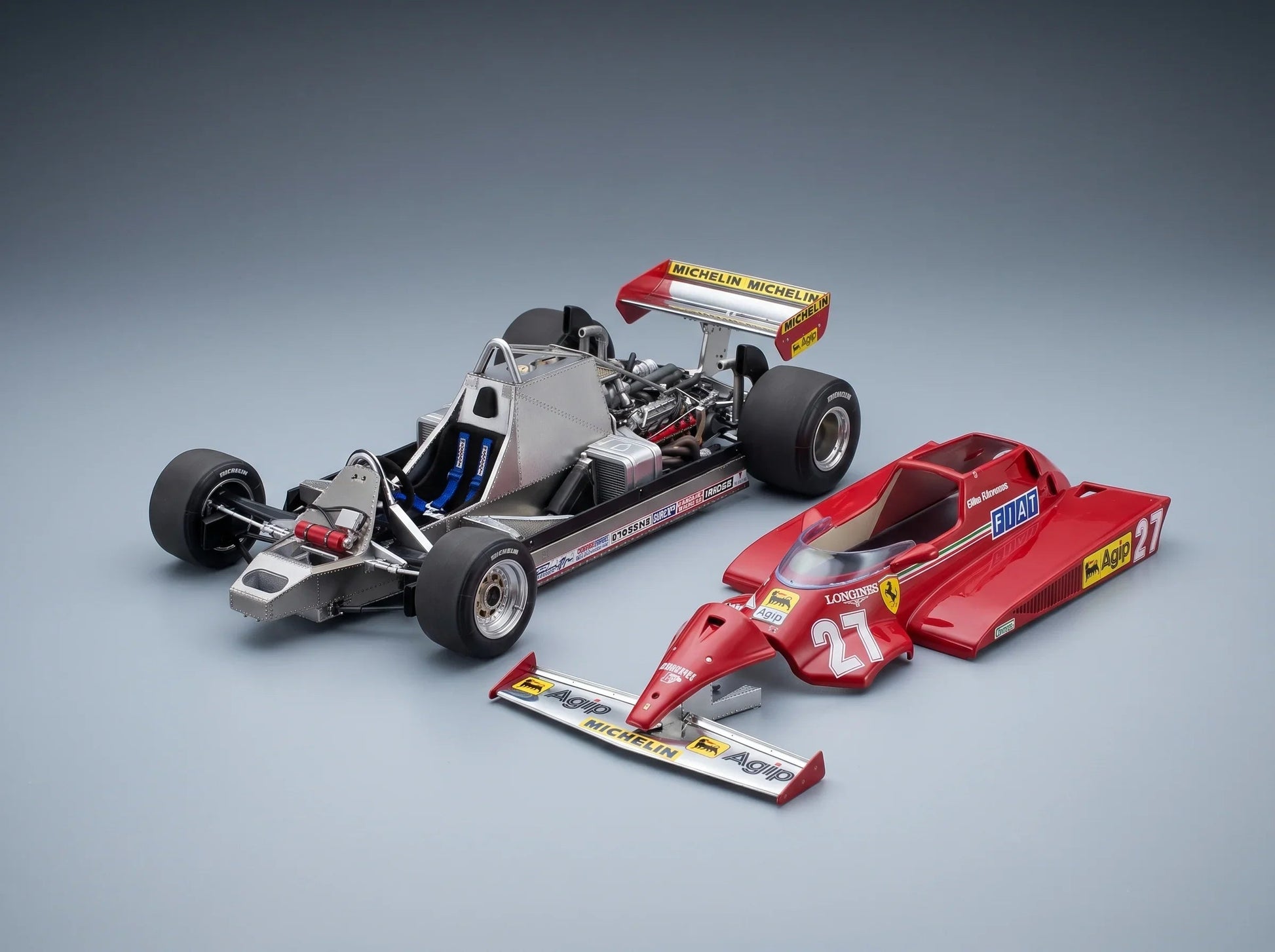 Detaillierter Modellbausatz des Ferrari 27 F1-Rennwagens im Maßstab, dargestellt mit Fahrgestell und Karosserieteilen, von Vroomi