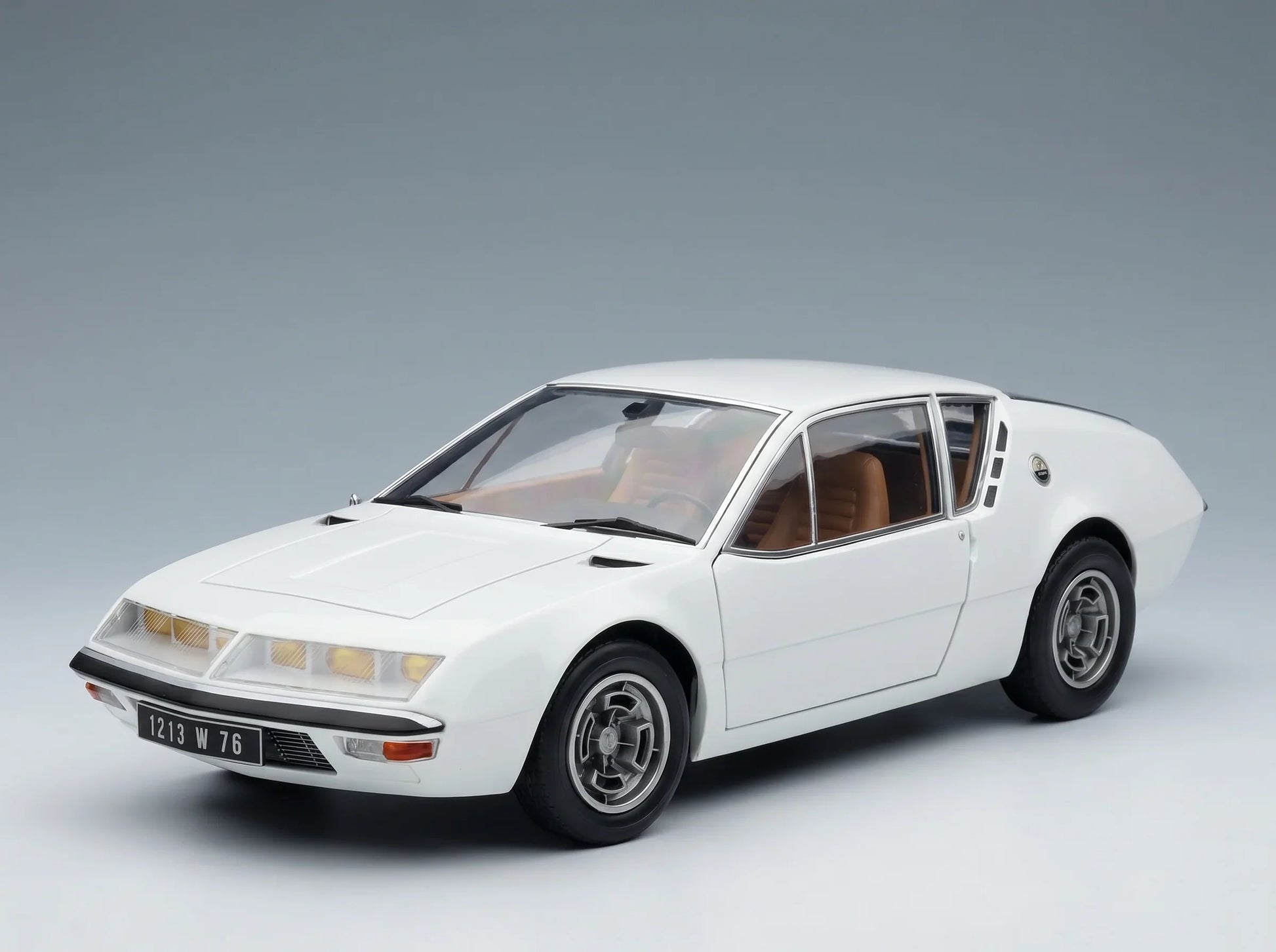 RENAULT – ALPINE 1600 VE COUPÉ 1972 – WEISS Modellauto auf Vroomi