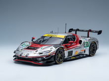 FERRARI - 296 LMGT3 V6 biturbo de 3,0 l del equipo Vista AF Corse n.º 21, 2.º puesto en la categoría LMGT3 de las 24 Horas de Le Mans 2025: Alessio Rovere, Simon Mann, François Heriau - Rojo plateado