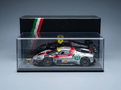 FERRARI - 296 LMGT3 V6 biturbo de 3,0 l del equipo Vista AF Corse n.º 54, 24 Horas de Le Mans 2025: Davide Rigon, Francesco Castellacci, Thomas Flohr - Rojo plateado