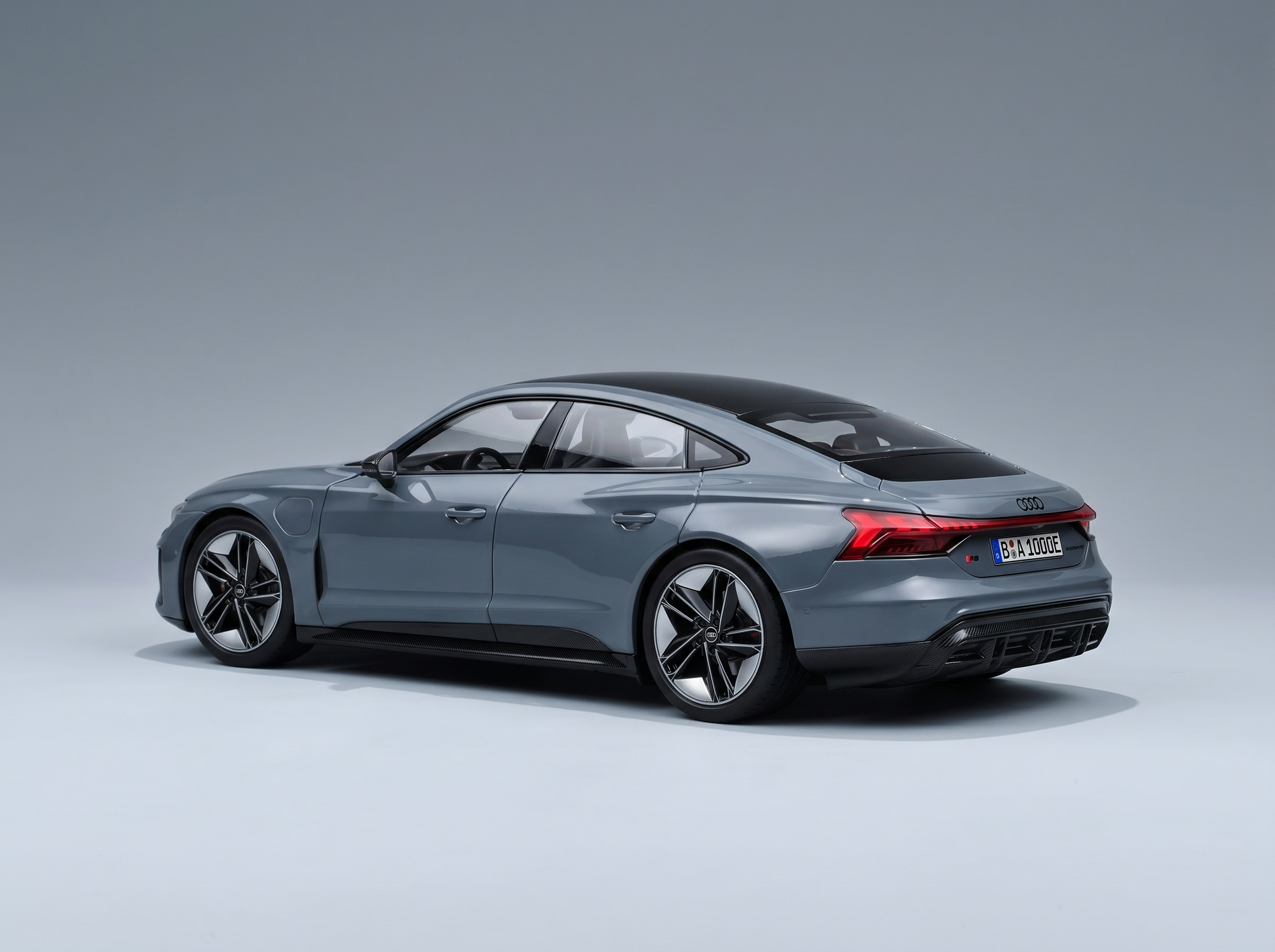 AUDI – GT RS E-TRON 2021 – GRAU Modellauto auf Vroomi