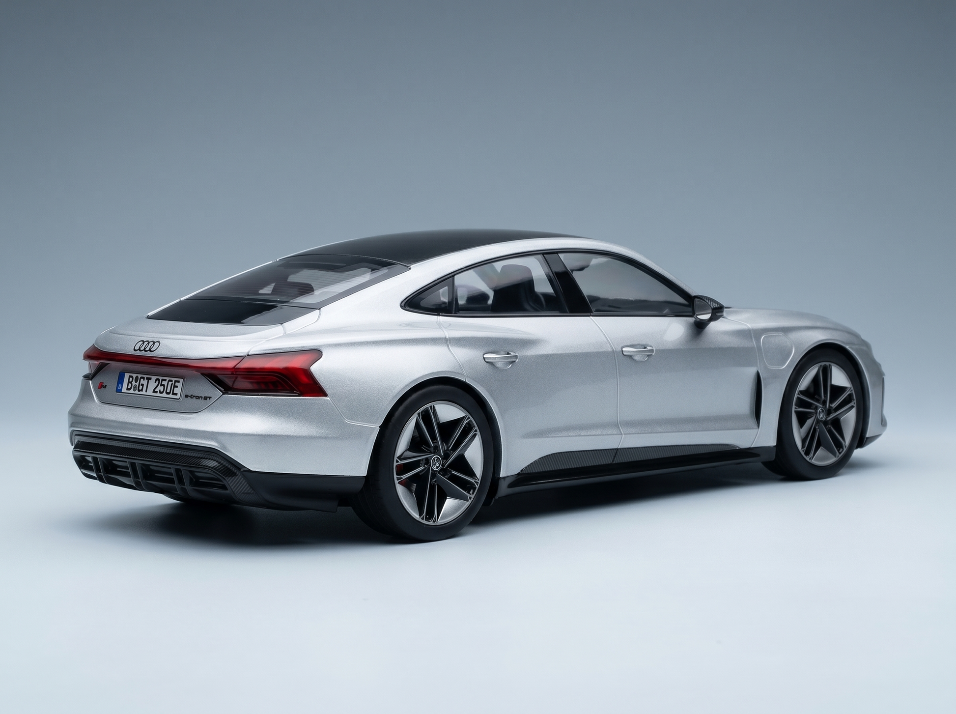 AUDI – GT RS E-TRON 2021 – SILBER Modellauto auf Vroomi