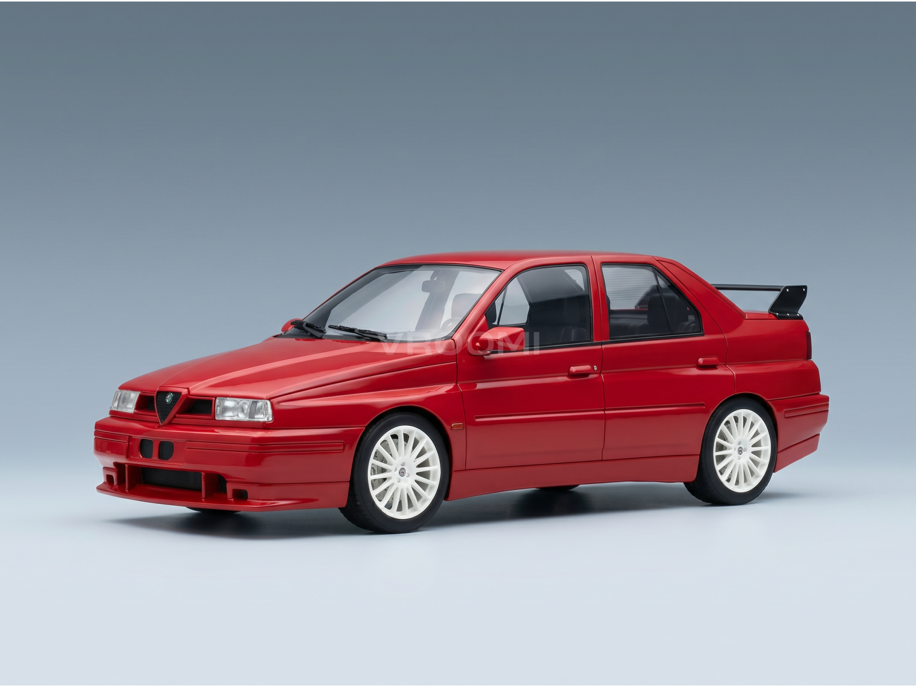 modellino in scala dell'Alfa Romeo 155 V6 Ti rossa modellino cerchi bianchi e spoiler posteriore, in mostra da Vroomi