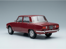 Rode klassieke schaalmodelauto met chromen details, gepresenteerd door Vroomi voor verzamelaars