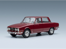 Rood Alfa Romeo-schaalmodel met verchroomde details, tentoongesteld voor Vroomi-verzamelaars