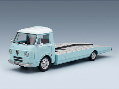 Coche en miniatura de color azul claro de la marca Alfa Romeo A12 con plataforma, de la marca Vroomi; réplica detallada fabricada en metal fundido a presión con la plataforma texturizada.