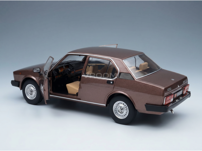 Bruin schaalmodel van een auto met open deuren en gedetailleerd interieur, bij Vroomi
