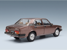 Bruin Alfa Romeo Alfetta 20 Turbodelta-schaalmodel van Vroomi, met een gedetailleerd interieur en een klassiek ontwerp.