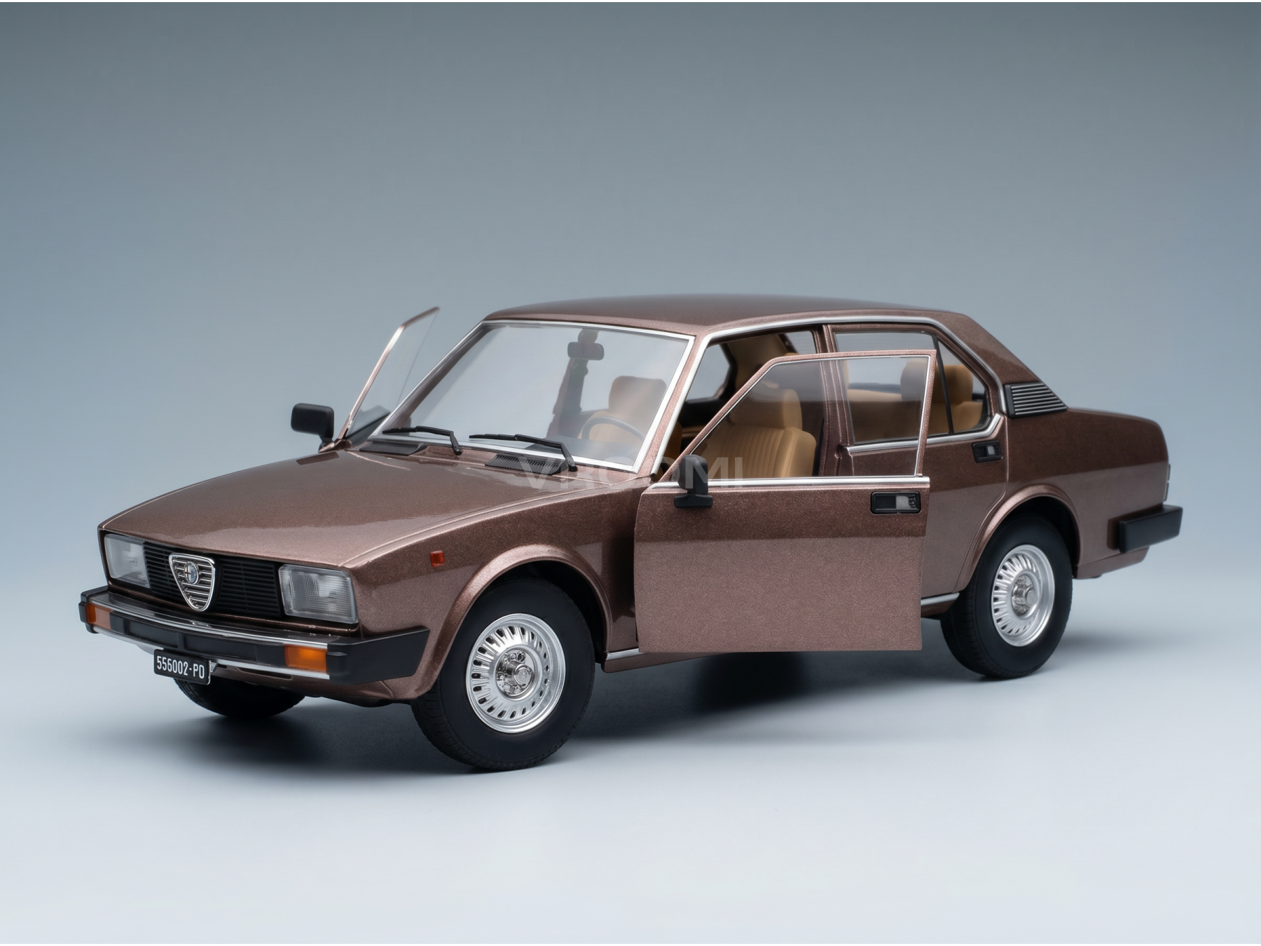 Bruin Alfa Romeo-schaalmodel met open deuren, gepresenteerd door Vroomi voor verzamelaars.