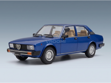 Blauw Alfa Romeo-schaalmodel met een beige interieur, gepresenteerd door Vroomi voor verzamelaars.