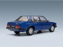 Blauw Alfa Romeo Alfetta-modelauto op schaal 1:20 met een beige interieur, gedetailleerde wielen en een achterkentekenplaat, aangeboden door Vroomi