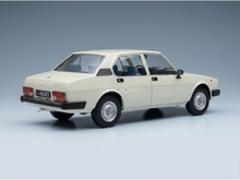 Crèmekleurig schaalmodel van de Lada 2107 met gedetailleerd interieur, gepresenteerd door Vroomi voor verzamelaars.