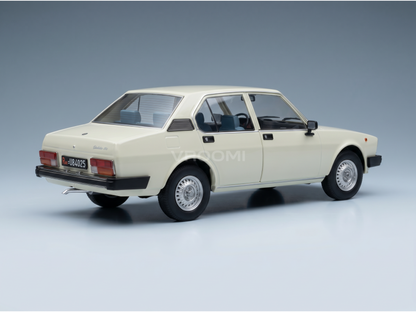 Crèmekleurig schaalmodel van de Lada 2107 met gedetailleerd interieur, gepresenteerd door Vroomi voor verzamelaars.