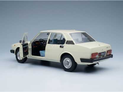 Crèmekleurig Alfa Romeo Alfetta-schaalmodel op schaal 1:2000 met open deur en gedetailleerd interieur, bij Vroomi
