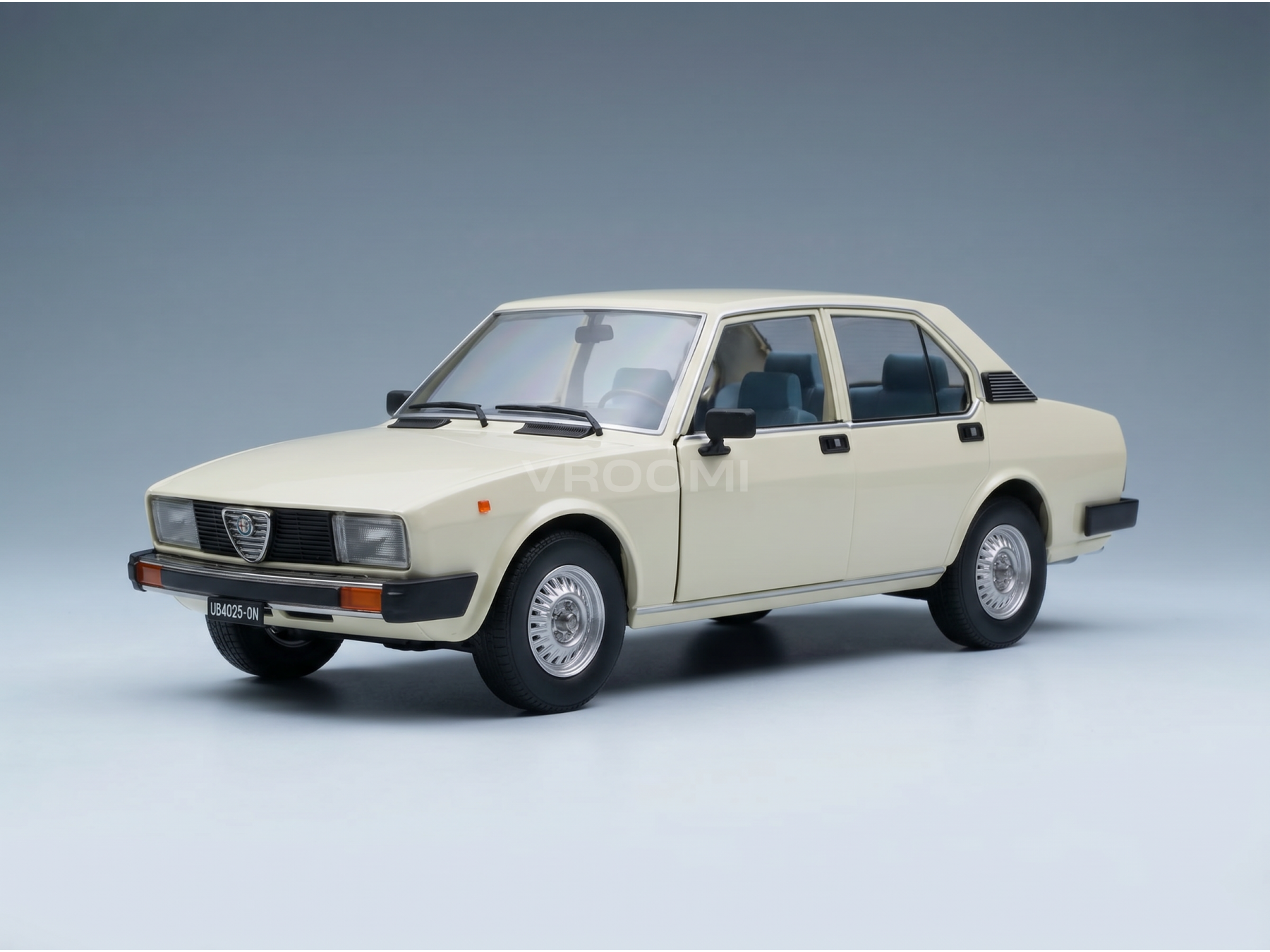 Crèmekleurig Alfa Romeo-schaalmodel met gedetailleerd interieur, speciaal voor Vroomi-verzamelaars.