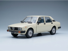 Crèmekleurig Alfa Romeo-schaalmodel met gedetailleerd interieur, speciaal voor Vroomi-verzamelaars.