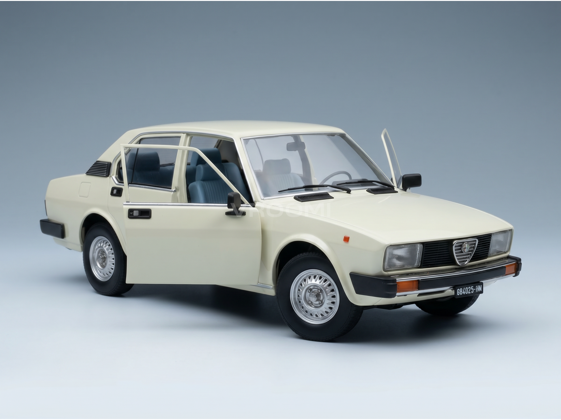 Crèmekleurig Alfa Romeo-schaalmodel met open deuren, gedetailleerd interieur en Vroomi-logo
