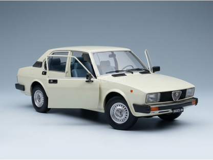 Crèmekleurig Alfa Romeo-schaalmodel met open deuren, gedetailleerd interieur en Vroomi-logo