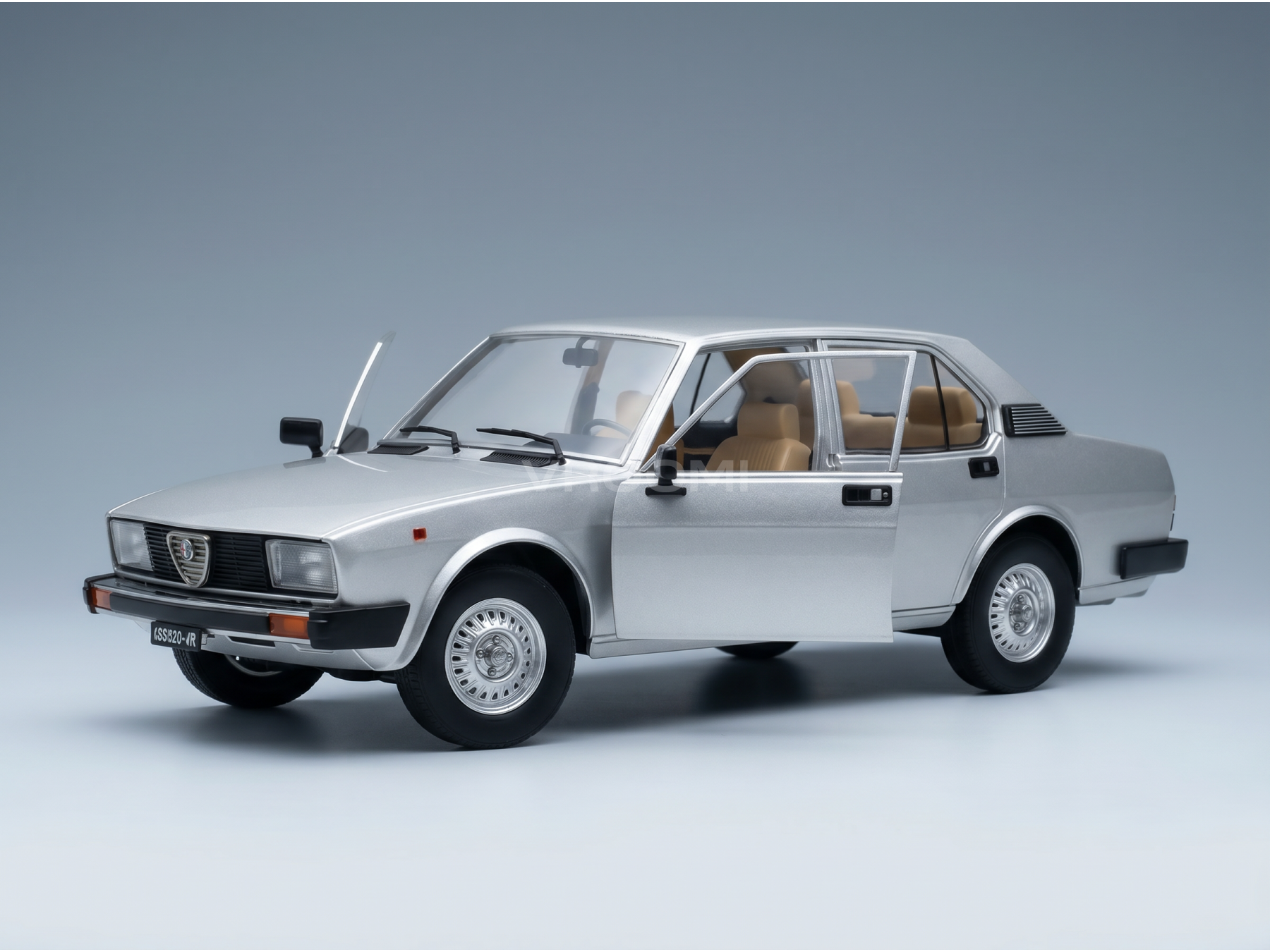 Zilverkleurig Alfa Romeo-schaalmodel met open deuren en een beige interieur, tentoongesteld bij Vroomi