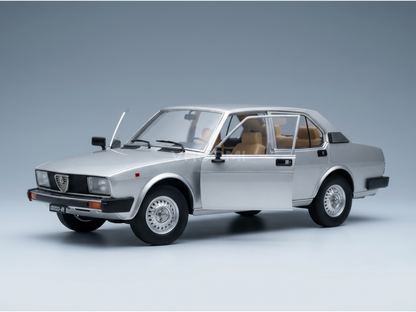Zilverkleurig Alfa Romeo-schaalmodel met open deuren en een beige interieur, tentoongesteld bij Vroomi