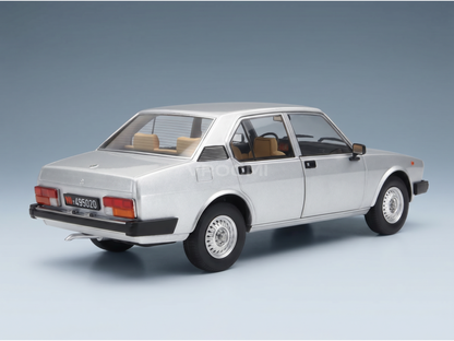 Zilverkleurig schaalmodel van een auto met een beige interieur, gepresenteerd door Vroomi voor verzamelaars en motorsportliefhebbers.