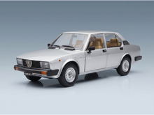 Zilverkleurig schaalmodel van een auto met een beige interieur, gepresenteerd door Vroomi voor verzamelaars.