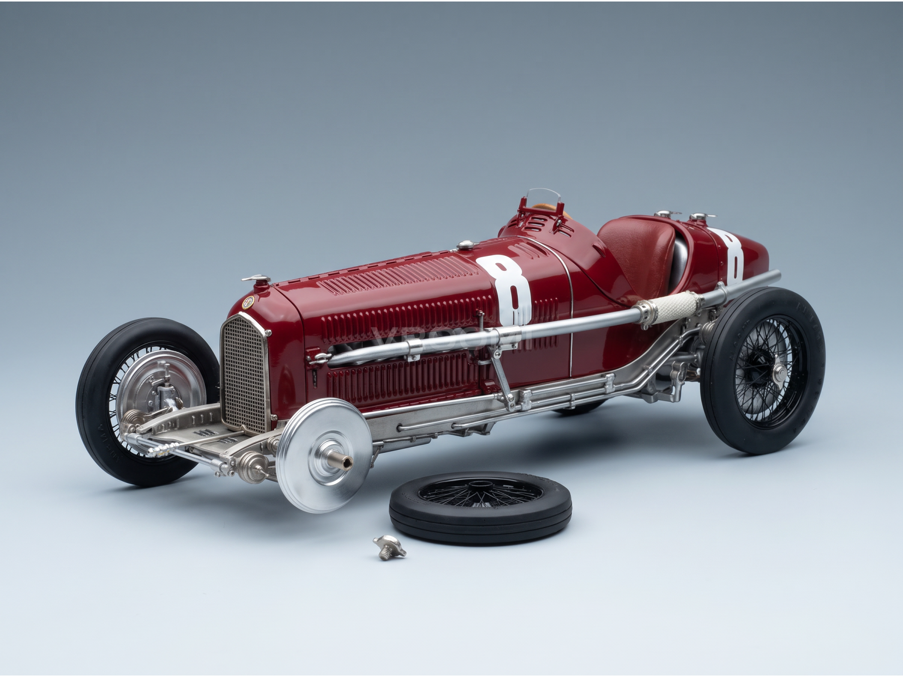 Rood model van de Alfa Romeo P3 op schaal 1:18 met nummer 8 op een effen achtergrond.