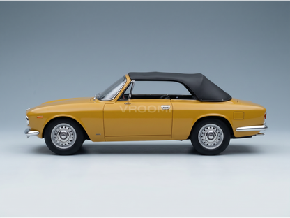 Maquette de voiture décapotable jaune avec capote noire, présentée par Vroomi à l'intention des collectionneurs.