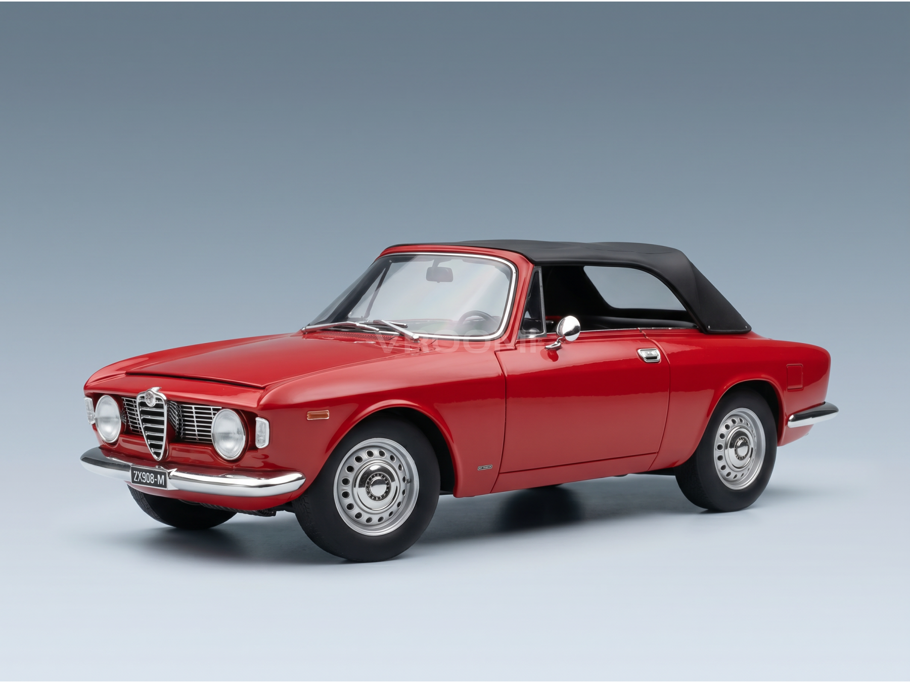 Maquette d'une Alfa Romeo décapotable rouge avec capote noire, présentée par Vroomi pour les collectionneurs.