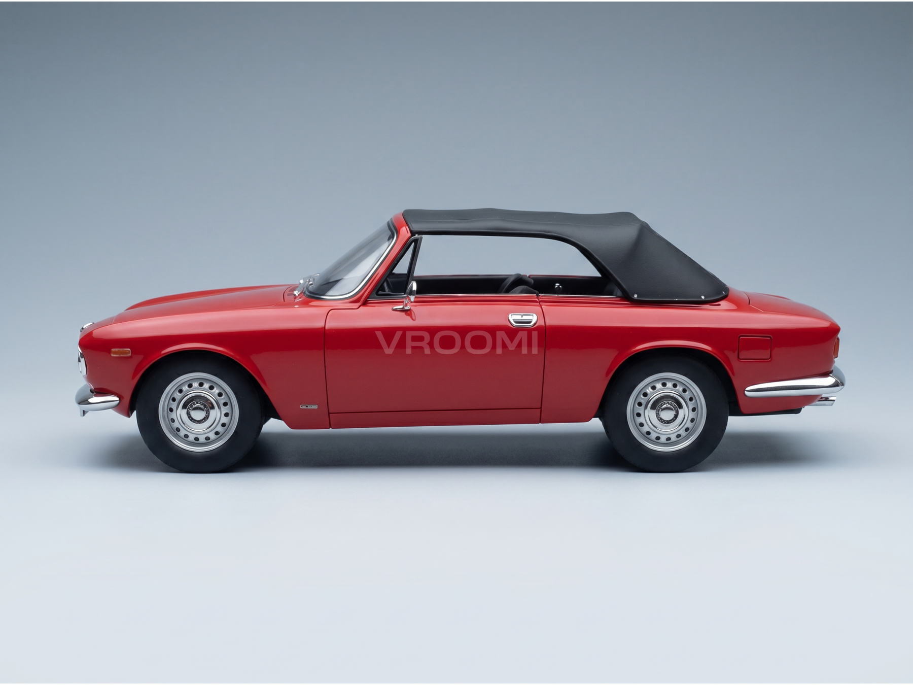 Modèle réduit de voiture décapotable rouge avec capote noire, présenté par Vroomi pour les collectionneurs