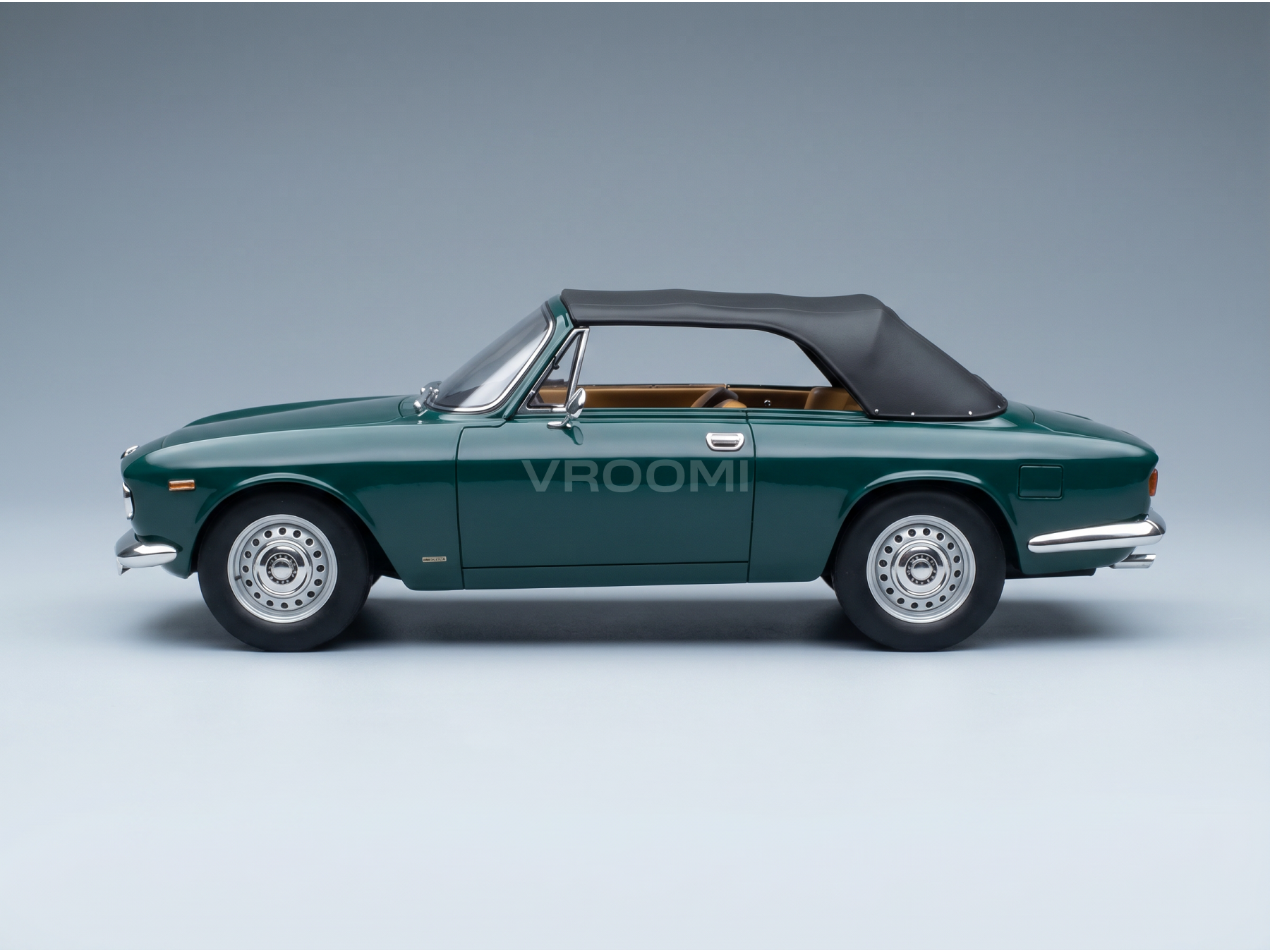 Maquette de voiture décapotable verte avec capote noire, présentée par Vroomi pour les collectionneurs.