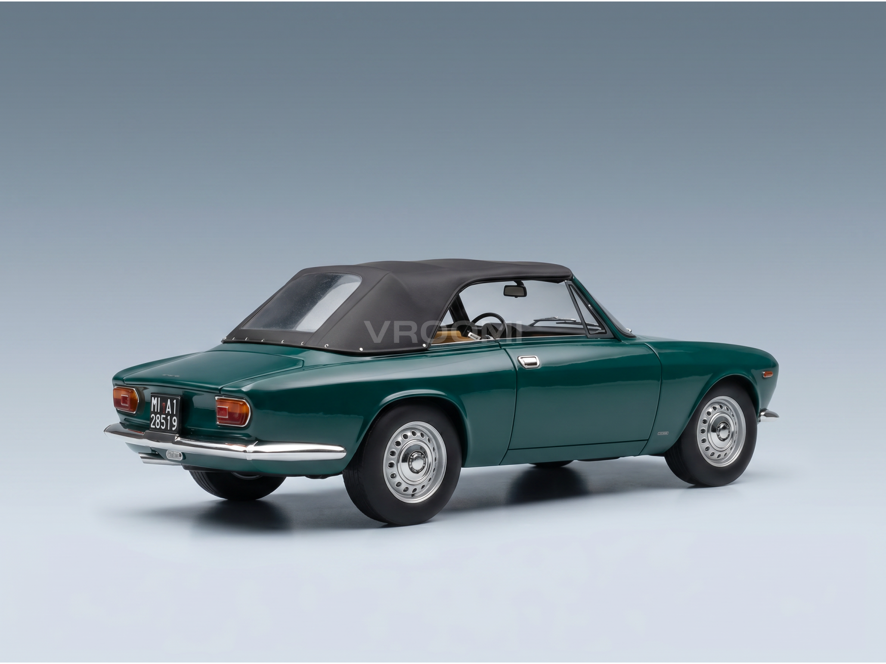 Maquette de voiture décapotable verte avec capote noire, présentée par Vroomi pour les collectionneurs