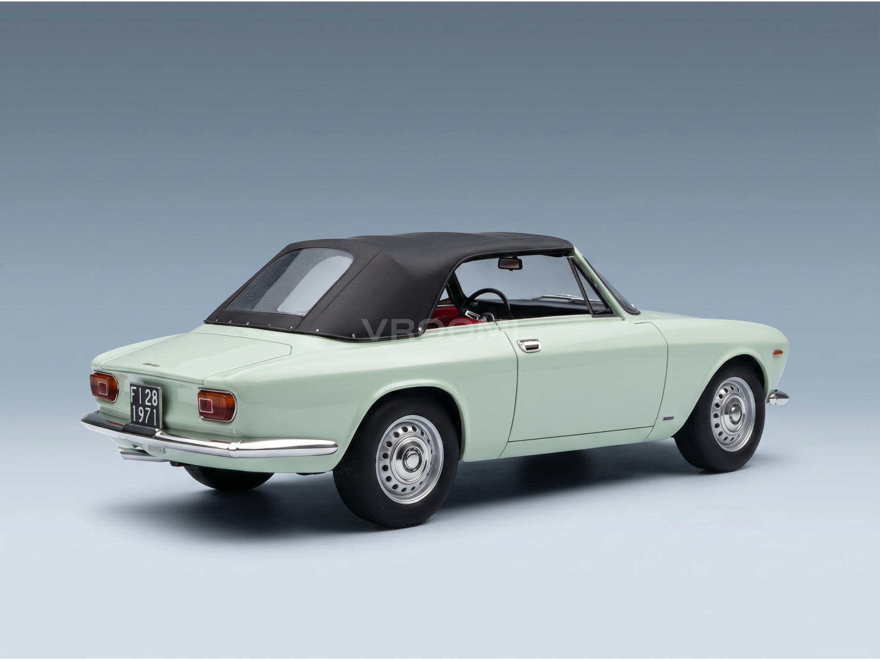 Maquette de Fiat 128 de 1971, de couleur vert pâle, avec capote noire, présentée par Vroomi pour les collectionneurs.
