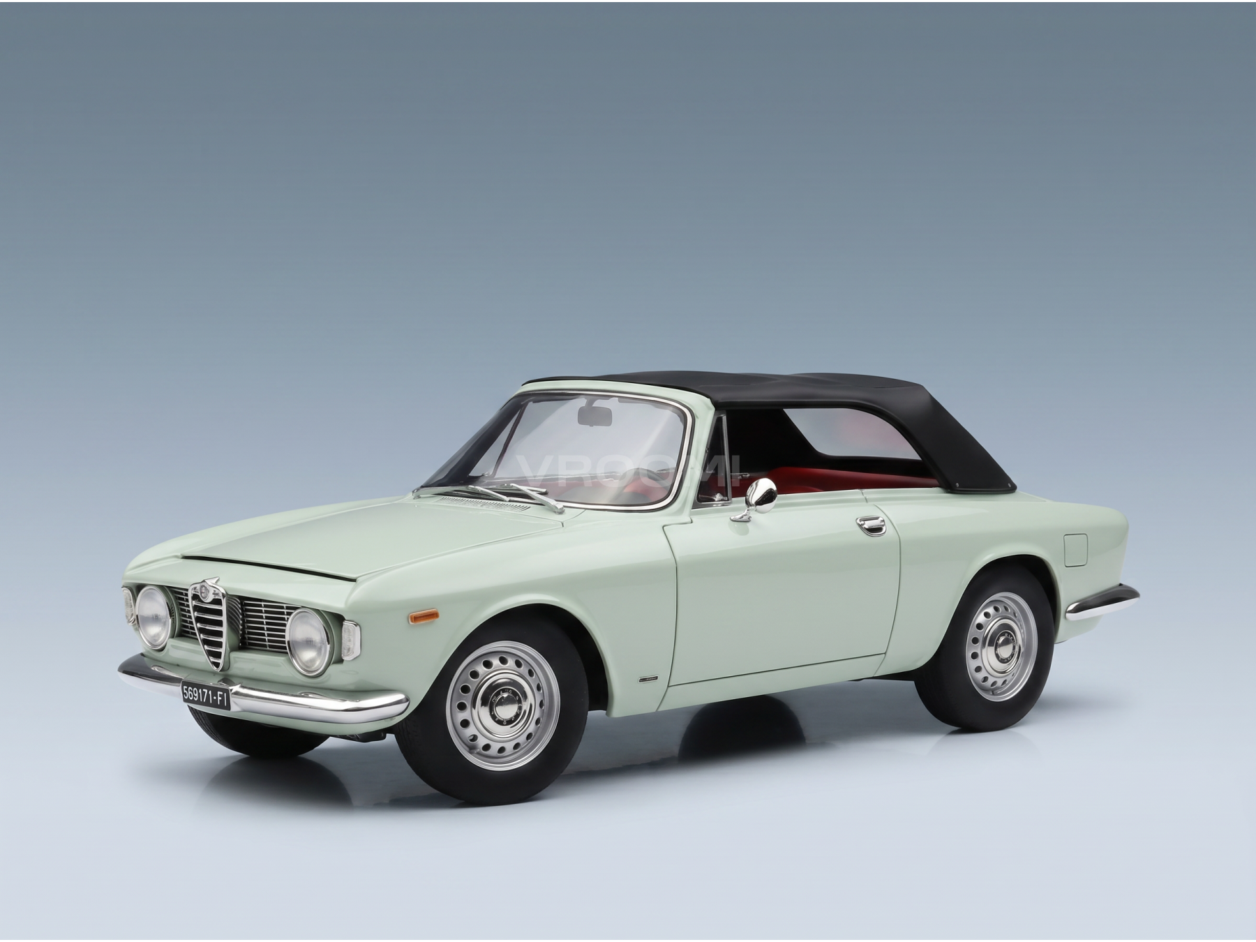 Maquette d'une Alfa Romeo décapotable vert pâle avec capote noire et intérieur rouge, chez Vroomi
