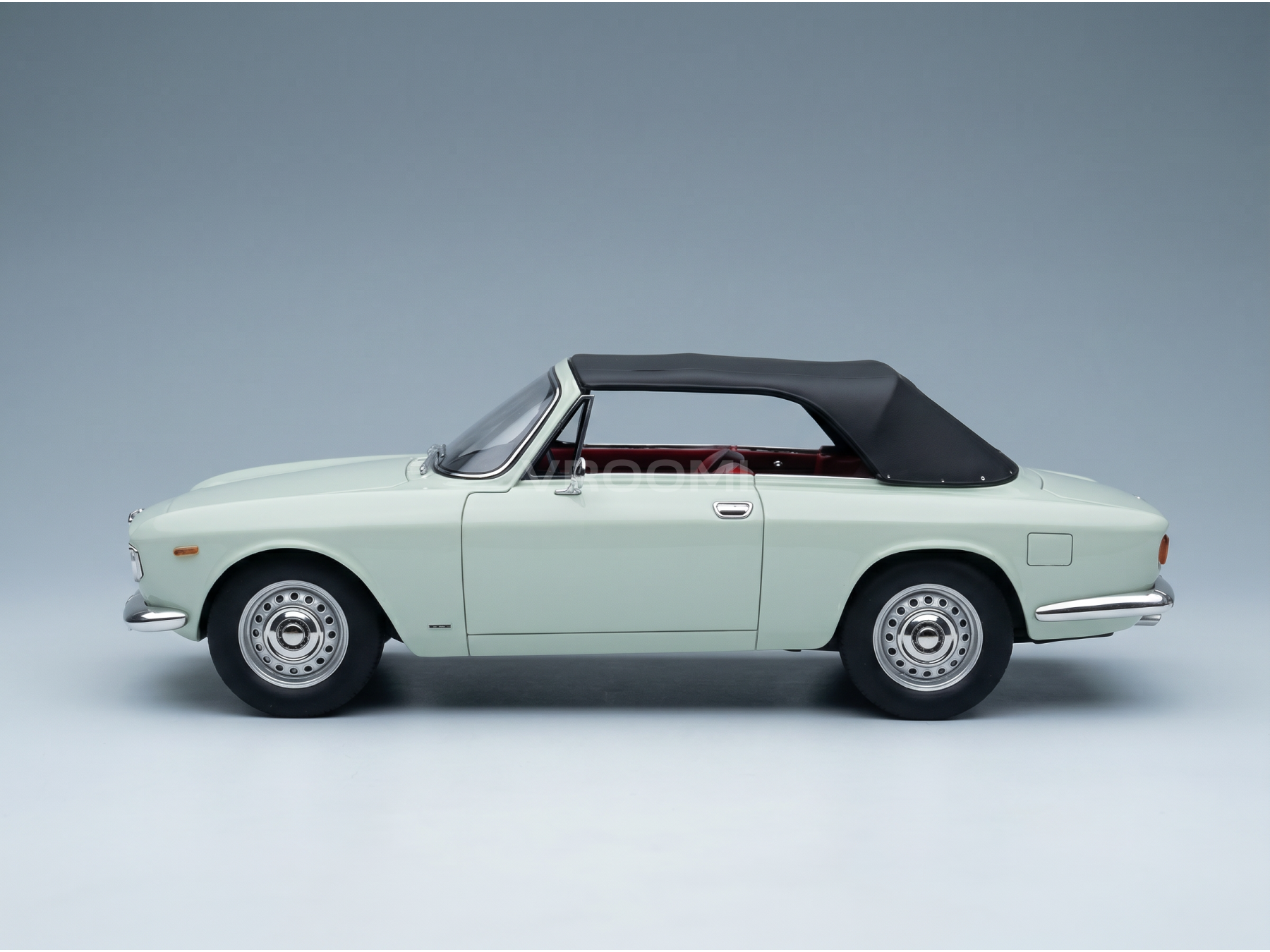 Modèle réduit de voiture décapotable vert pâle avec capote noire et intérieur rouge, Vroomi