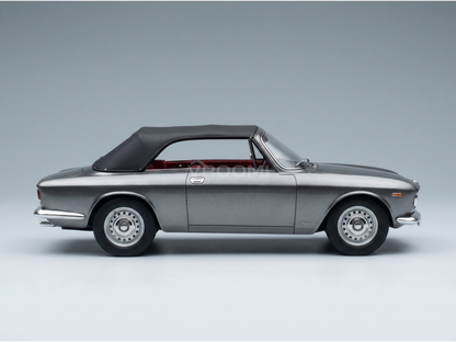 Zilverkleurig cabriolet-schaalmodel met zwarte kap en rood interieur, gepresenteerd door Vroomi