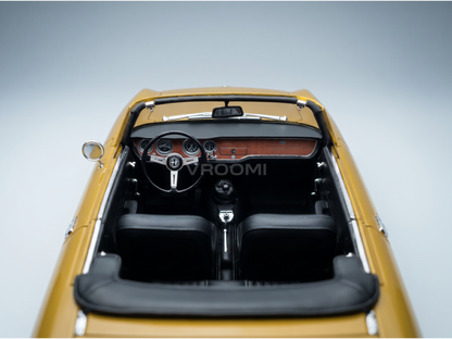 Intérieur d'une maquette d'Alfa Romeo jaune avec tableau de bord en bois, sièges noirs et détails de collection Vroomi