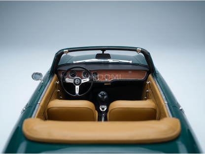 Maquette de voiture décapotable verte avec intérieur beige clair et tableau de bord détaillé — Vroomi