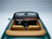 Voiture miniature cabriolet vert avec intérieur fauve et tableau de bord détaillé — Vroomi