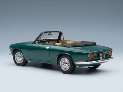Maquette de voiture décapotable verte avec un intérieur beige, présentée par Vroomi pour les collectionneurs
