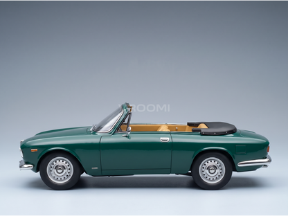 Maquette de voiture décapotable verte avec un intérieur beige, présentée par Vroomi pour les collectionneurs