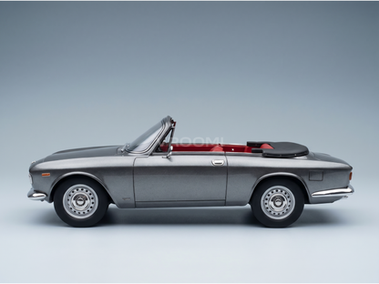Maquette de voiture décapotable argentée avec intérieur rouge, présentée par Vroomi à l'intention des collectionneurs.