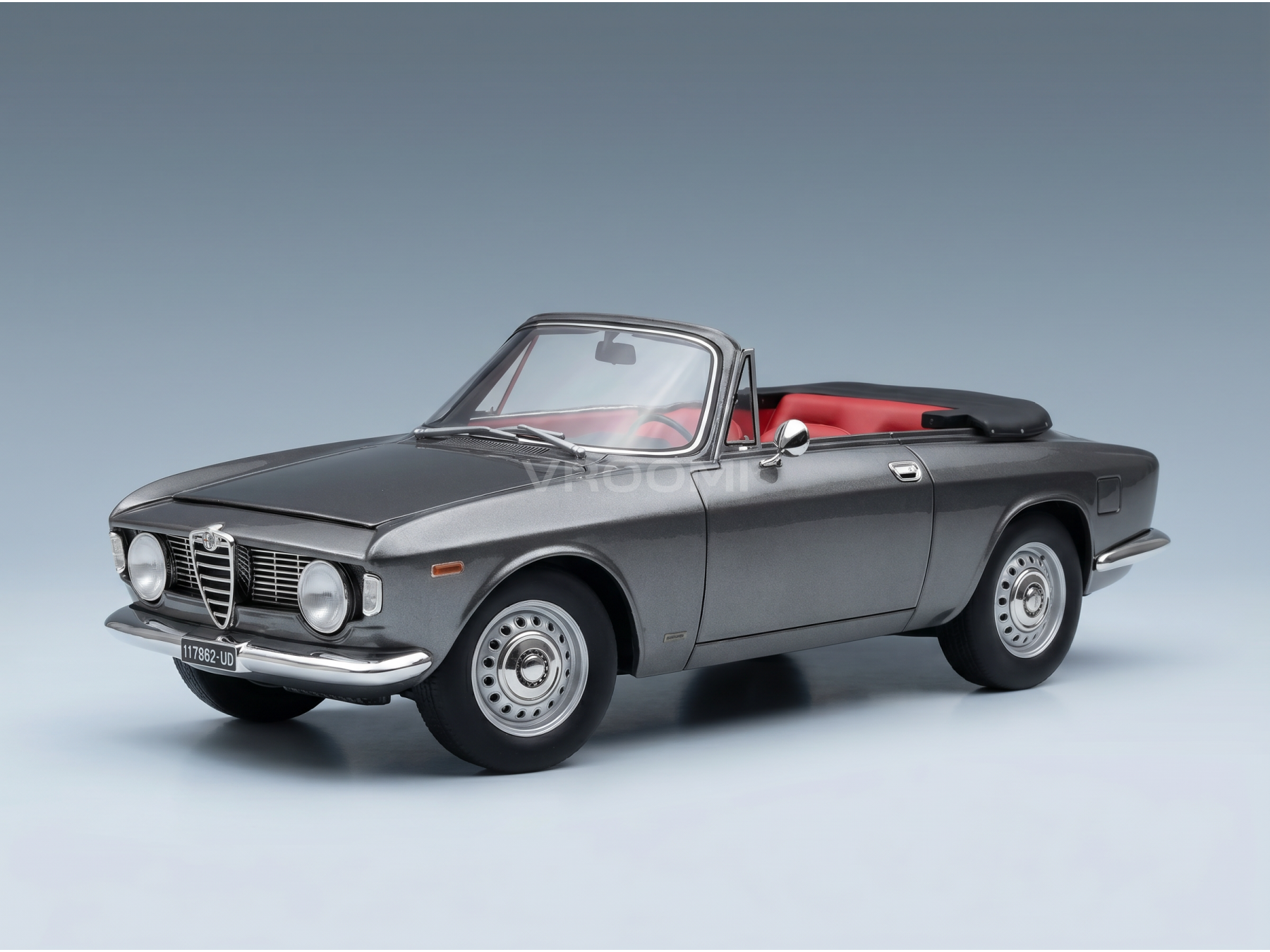 Maquette d'une Alfa Romeo décapotable grise avec intérieur rouge, présentée par Vroomi pour les collectionneurs
