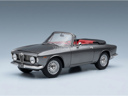 Maquette d'une Alfa Romeo décapotable grise avec intérieur rouge, présentée par Vroomi pour les collectionneurs