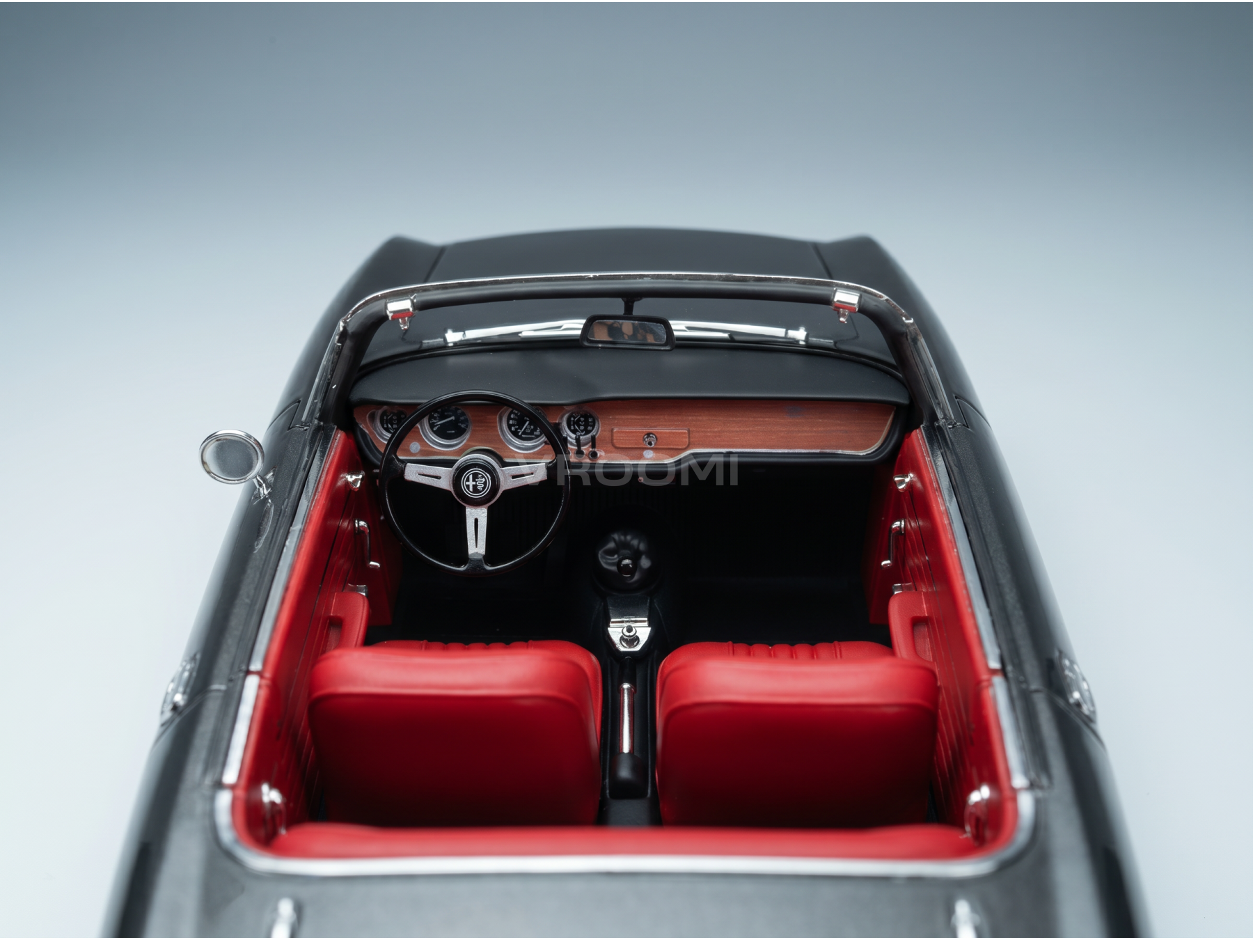 Modèle réduit de voiture noir avec intérieur rouge, tableau de bord en bois et volant Alfa Romeo — Vroomi